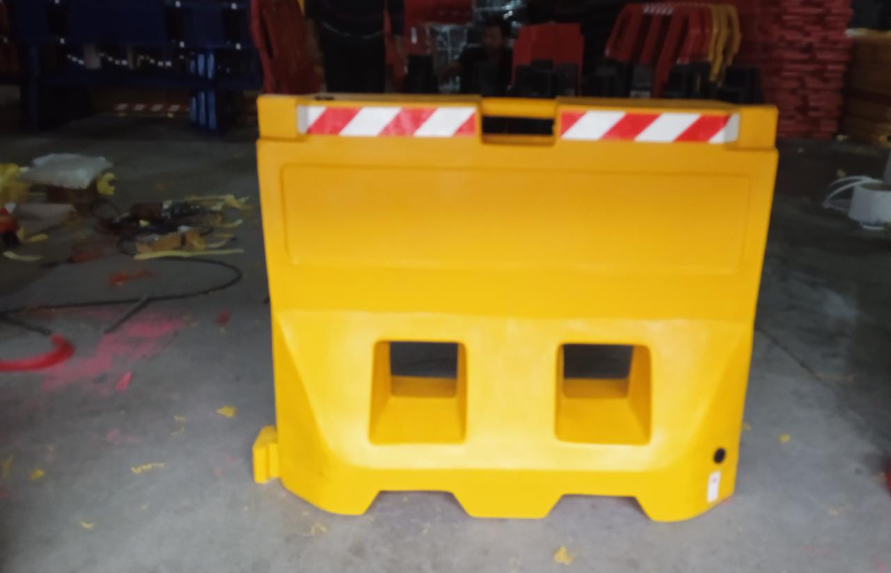 Water Filled Road Barrier 1060x350x855 MM